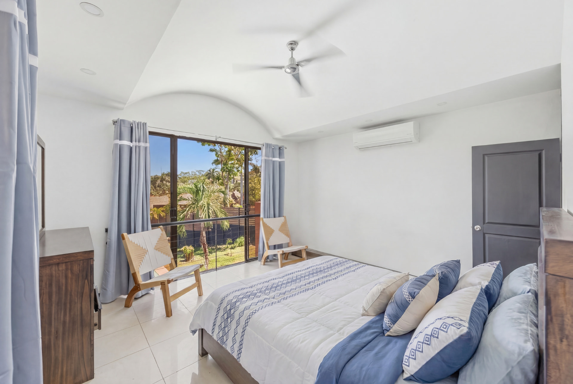 Bedroom with garden view